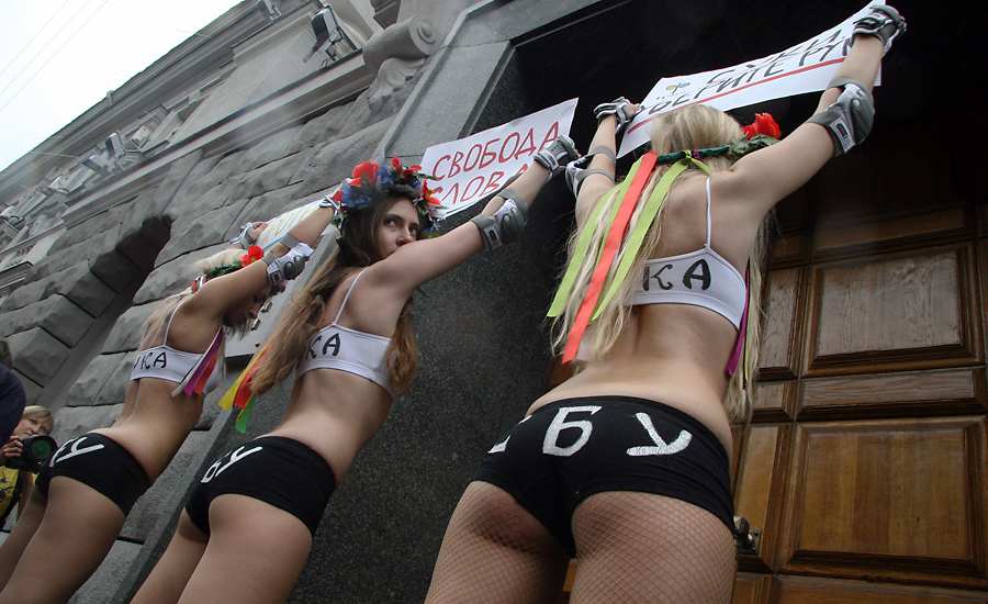 Сексуальная украинка показала сиськи на улице 